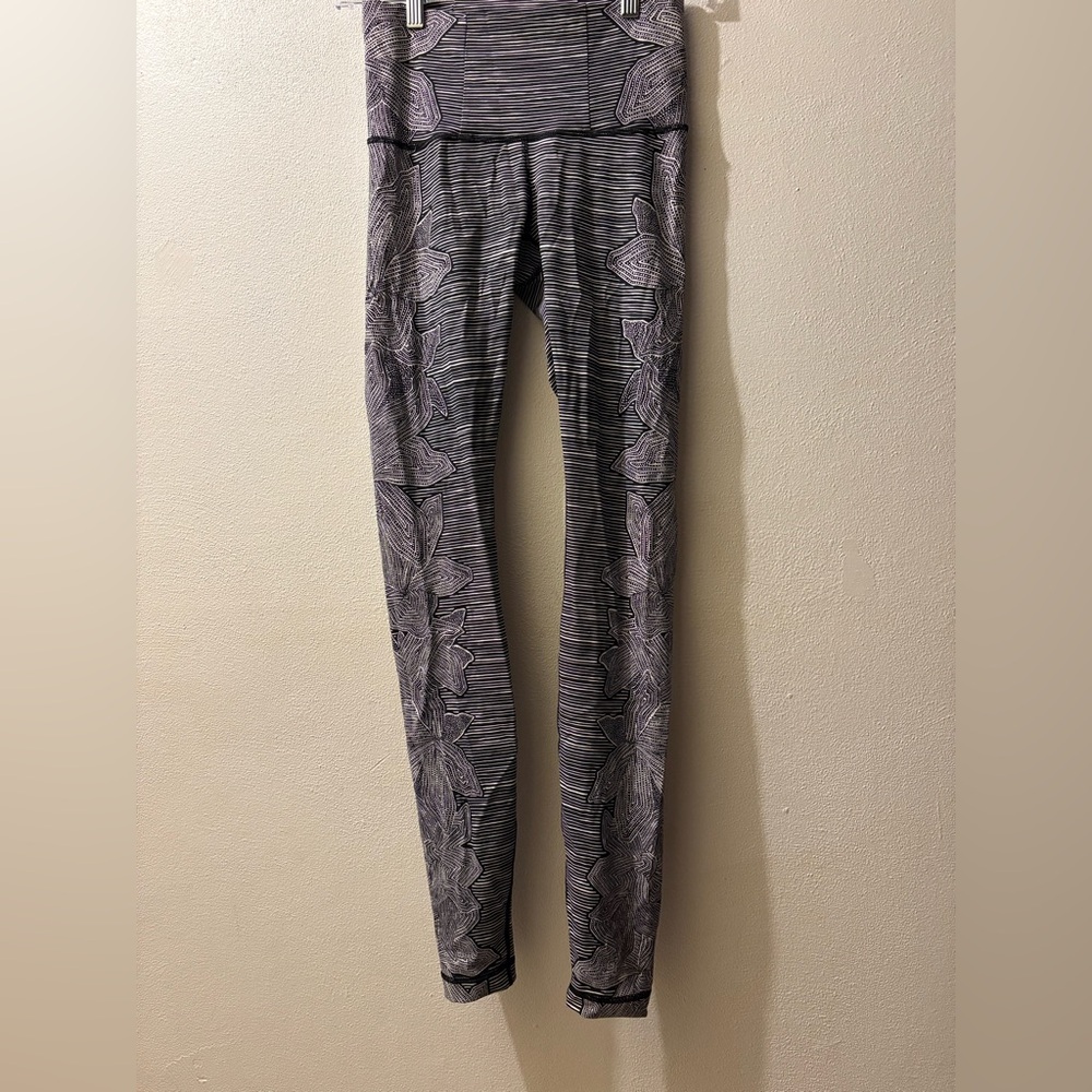 lululemon athletica size 6 black and white Abstract  Leggings - Picture 2 of 10
